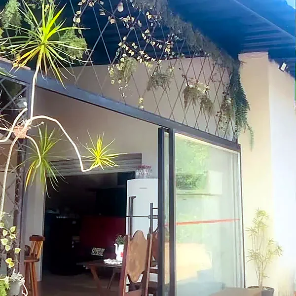 Varanda com plantas e porta de vidro