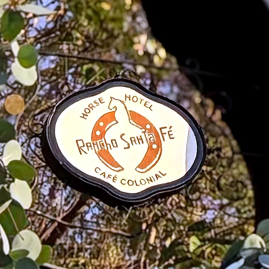 Placa do Rancho Santa Fé pendurada numa árvore