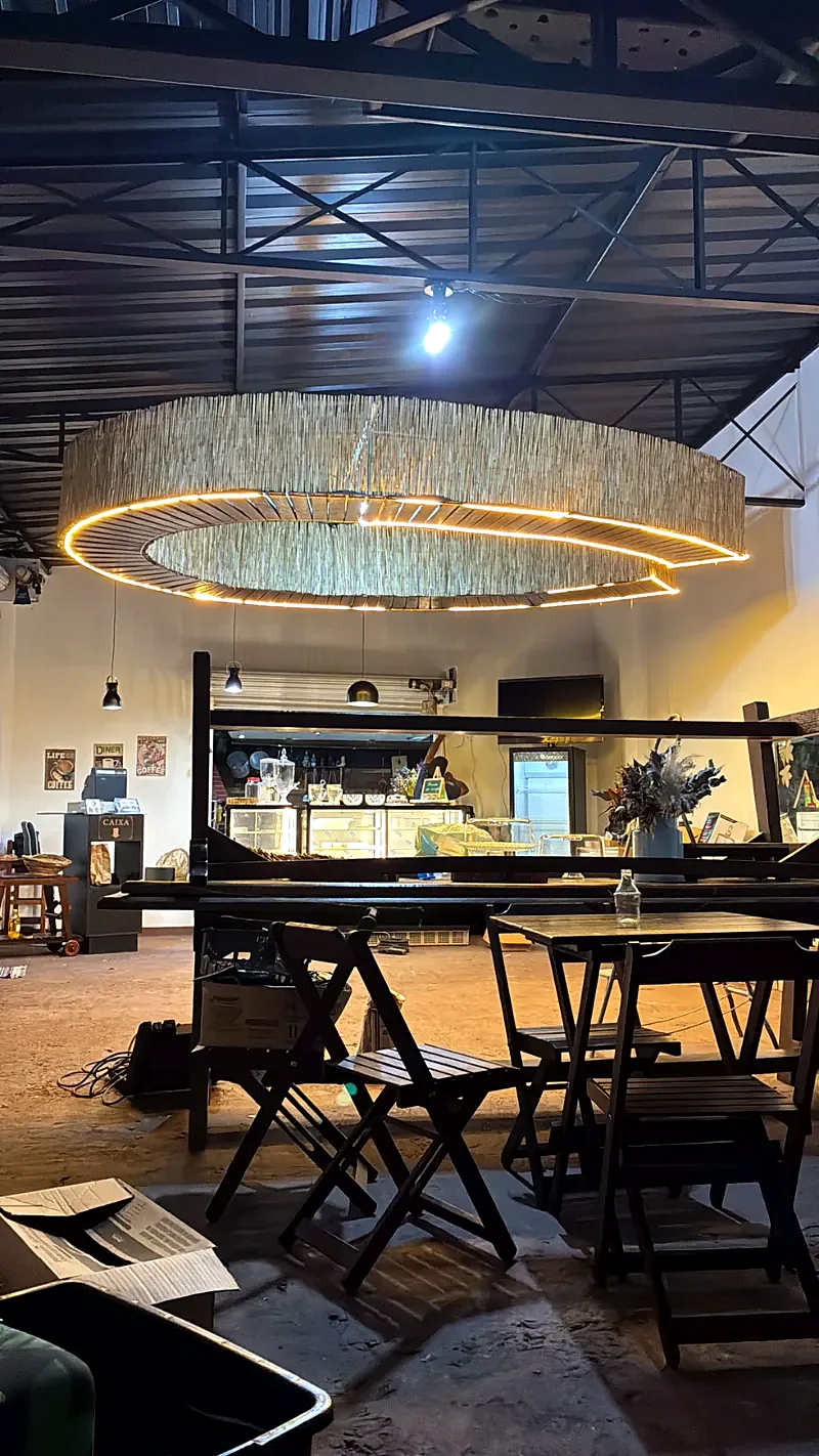Salão do café com lustre de palha iluminado